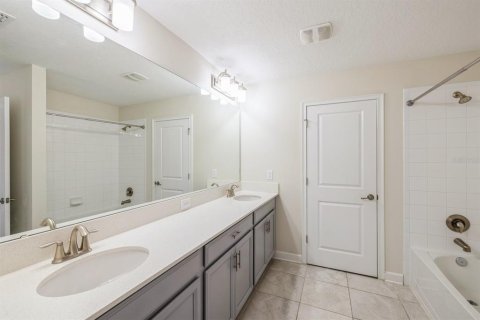 House in STOREY PARK in Orlando, Florida 4 bedrooms, 231.42 sq.m. № 1682930 - photo 4