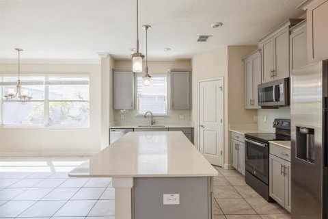 House in STOREY PARK in Orlando, Florida 4 bedrooms, 231.42 sq.m. № 1682930 - photo 2