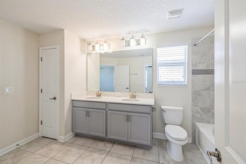 House in STOREY PARK in Orlando, Florida 4 bedrooms, 231.42 sq.m. № 1682930 - photo 14