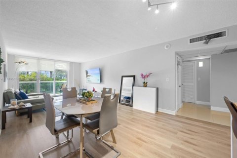Condominio en venta en Sunny Isles Beach, Florida, 1 dormitorio, 93.37 m2 № 1862375 - foto 2