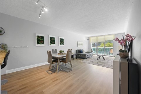 Condominio en venta en Sunny Isles Beach, Florida, 1 dormitorio, 93.37 m2 № 1862375 - foto 13