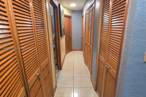 Купить виллу или дом в Майами, Флорида 4 спальни, 177.91м2, № 1963167 - фото 16