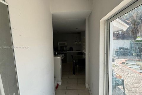 House in Miami, Florida 4 bedrooms, 241.64 sq.m. № 1391838 - photo 5