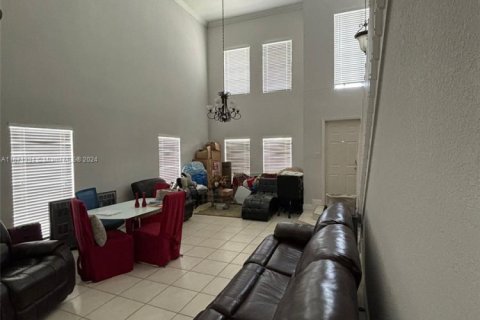 House in Miami, Florida 4 bedrooms, 241.64 sq.m. № 1391838 - photo 3