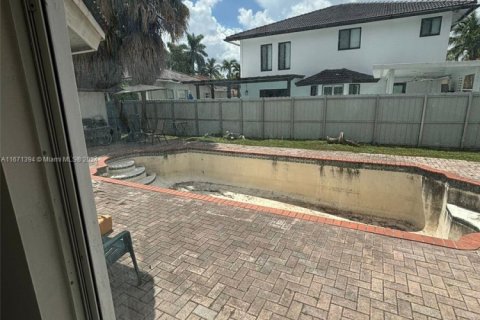 House in Miami, Florida 4 bedrooms, 241.64 sq.m. № 1391838 - photo 19