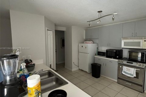 House in Miami, Florida 4 bedrooms, 241.64 sq.m. № 1391838 - photo 10