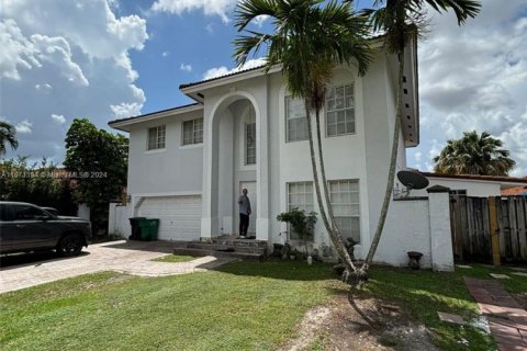 House in Miami, Florida 4 bedrooms, 241.64 sq.m. № 1391838 - photo 20