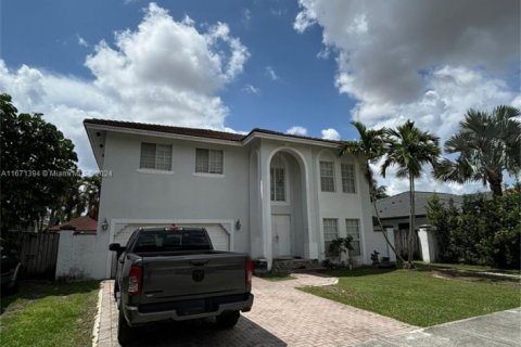 House in Miami, Florida 4 bedrooms, 241.64 sq.m. № 1391838 - photo 2