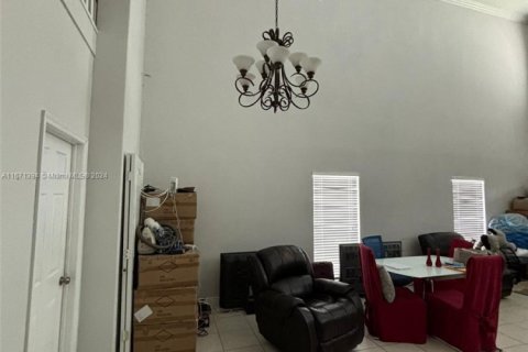 House in Miami, Florida 4 bedrooms, 241.64 sq.m. № 1391838 - photo 4