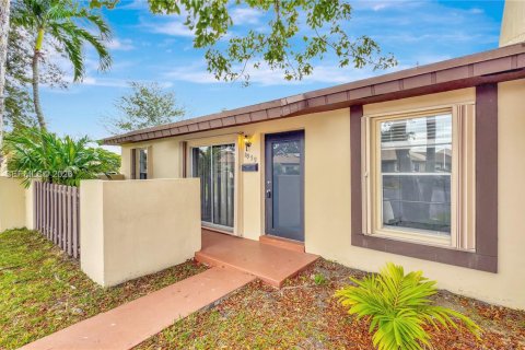 House in Miami, Florida 2 bedrooms, 94.3 sq.m. № 2000434