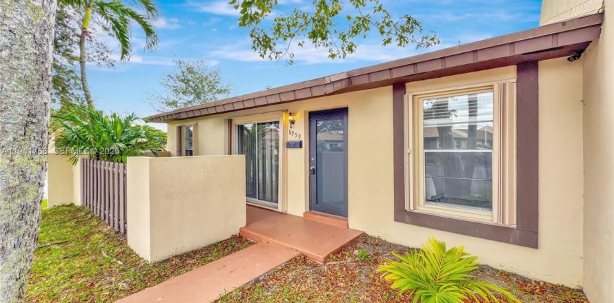 House in Miami, Florida 2 bedrooms, 94.3 sq.m. № 2000434