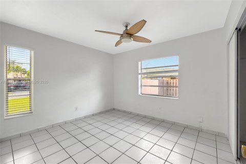 House in Miami, Florida 2 bedrooms, 94.3 sq.m. № 2000434 - photo 9