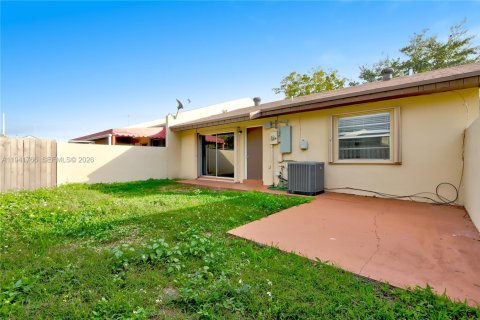 House in Miami, Florida 2 bedrooms, 94.3 sq.m. № 2000434 - photo 12