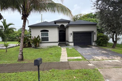Villa ou maison à Pompano Beach, Floride 3 chambres, 160.81 m2 № 2406154