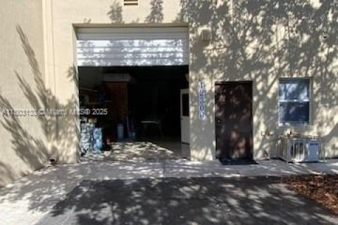 Commercial property in Miami, Florida № 1741332 - photo 1
