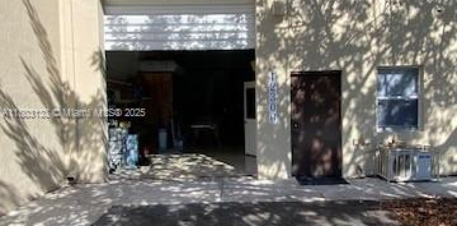 Commercial property in Miami, Florida № 1741332