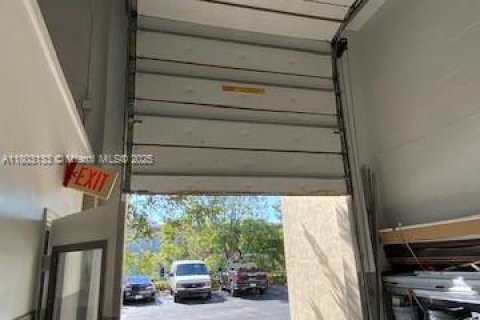 Commercial property in Miami, Florida № 1741332 - photo 7