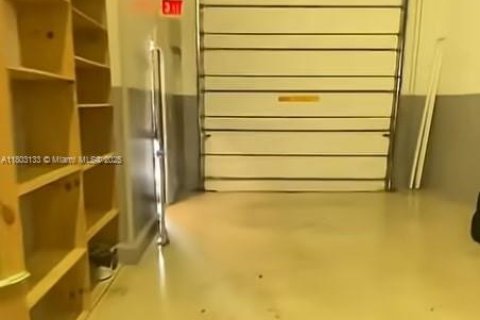 Commercial property in Miami, Florida № 1741332 - photo 16