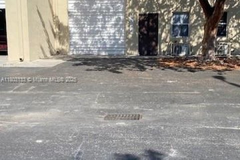 Commercial property in Miami, Florida № 1741332 - photo 2
