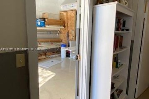 Commercial property in Miami, Florida № 1741332 - photo 13