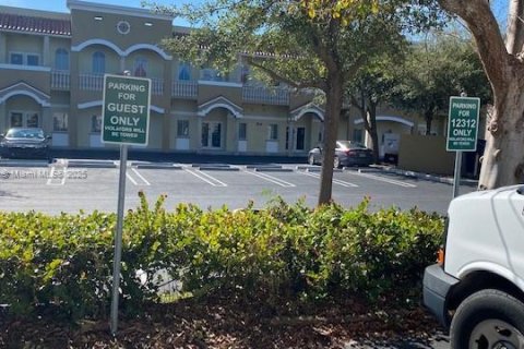 Commercial property in Miami, Florida № 1741332 - photo 4