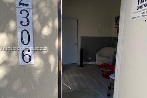 Commercial property in Miami, Florida № 1741332 - photo 5