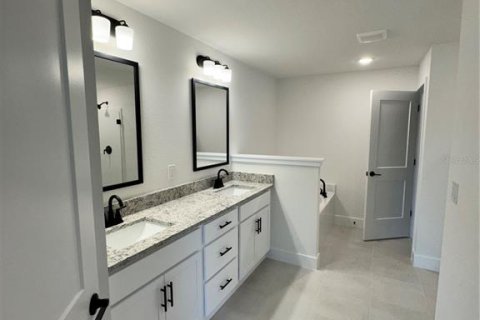 House in North Port, Florida 4 bedrooms, 204.38 sq.m. № 1525333 - photo 8
