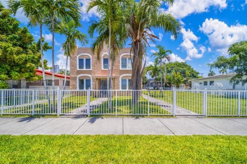 Commercial property in Hollywood, Florida 469.9 sq.m. № 1696490 - photo 1