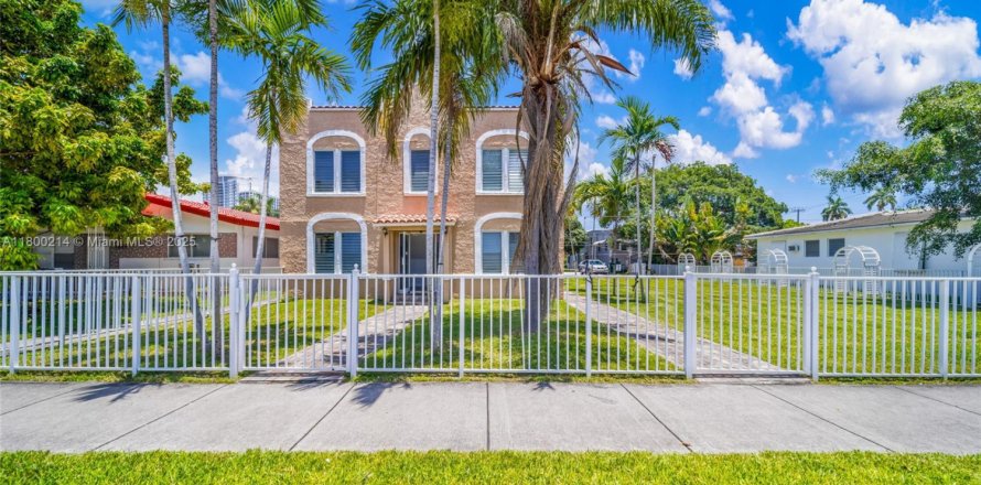 Commercial property in Hollywood, Florida 469.9 sq.m. № 1696490