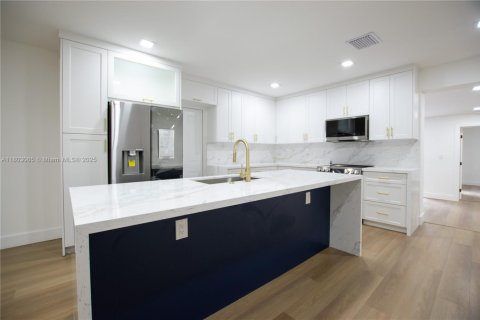 House in Miami, Florida 4 bedrooms № 1744024 - photo 7