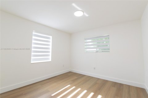 House in Miami, Florida 4 bedrooms № 1744024 - photo 25