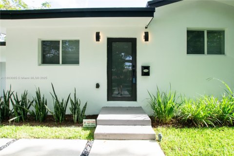 House in Miami, Florida 4 bedrooms № 1744024 - photo 3