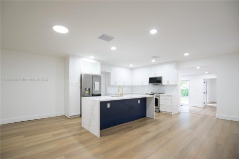 House in Miami, Florida 4 bedrooms № 1744024 - photo 6