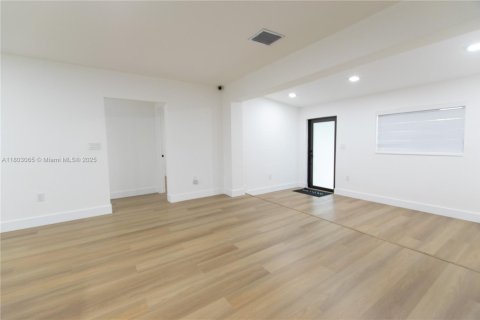 House in Miami, Florida 4 bedrooms № 1744024 - photo 5