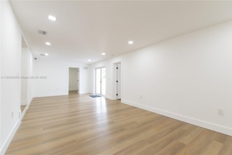 House in Miami, Florida 4 bedrooms № 1744024 - photo 14