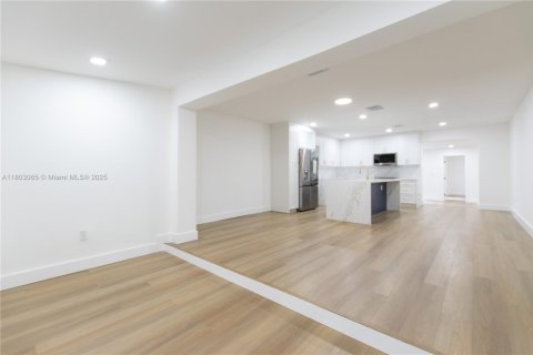 House in Miami, Florida 4 bedrooms № 1744024 - photo 4