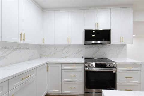House in Miami, Florida 4 bedrooms № 1744024 - photo 10