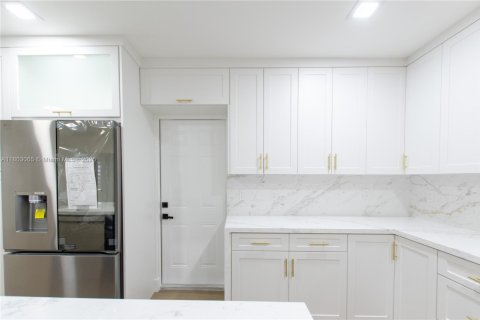 House in Miami, Florida 4 bedrooms № 1744024 - photo 11