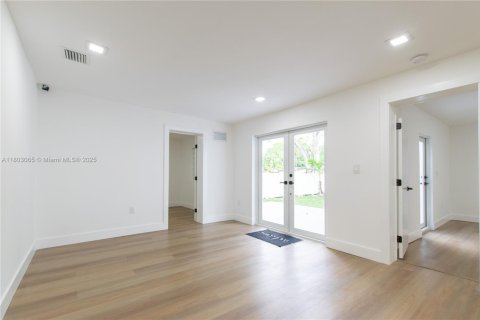 House in Miami, Florida 4 bedrooms № 1744024 - photo 13
