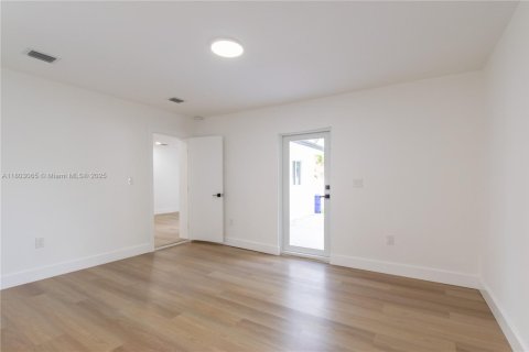 House in Miami, Florida 4 bedrooms № 1744024 - photo 17