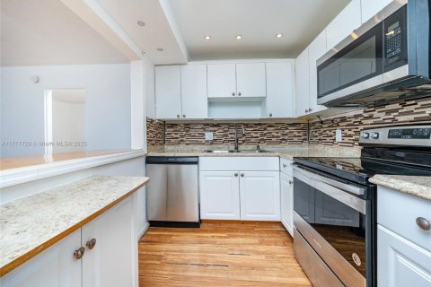 Condominio en alquiler en North Miami, Florida, 2 dormitorios, 83.61 m2 № 1958171 - foto 17