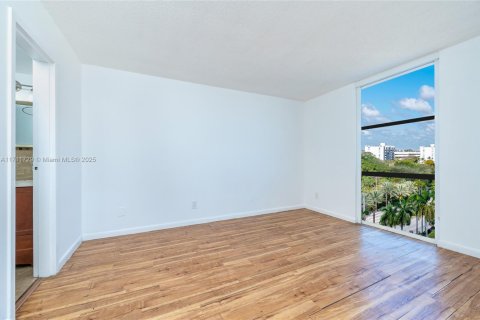 Condominio en alquiler en North Miami, Florida, 2 dormitorios, 83.61 m2 № 1958171 - foto 25