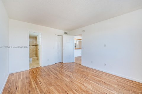 Condominio en alquiler en North Miami, Florida, 2 dormitorios, 83.61 m2 № 1958171 - foto 11