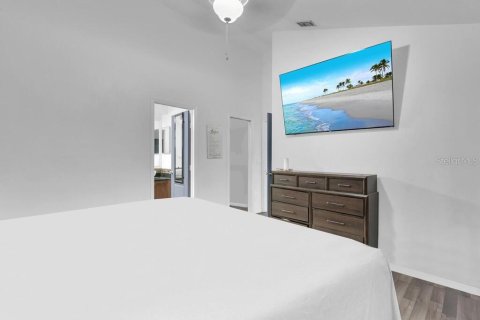 House in Cape Coral, Florida 3 bedrooms, 120.4 sq.m. № 1884926 - photo 9