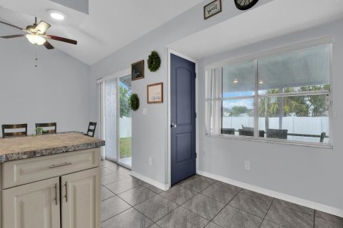 House in Cape Coral, Florida 3 bedrooms, 120.4 sq.m. № 1884926 - photo 5