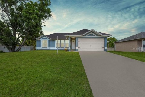 House in Cape Coral, Florida 3 bedrooms, 120.4 sq.m. № 1884926 - photo 1