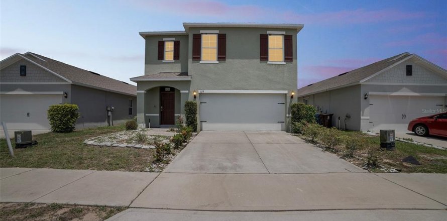 House in Davenport, Florida 5 bedrooms, 234.3 sq.m. № 1770178