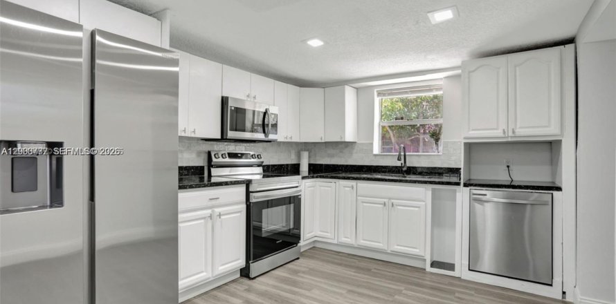 House in Oakland Park, Florida 3 bedrooms, 129.97 sq.m. № 2068388