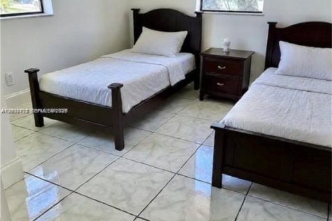 House in Oakland Park, Florida 3 bedrooms, 129.97 sq.m. № 2068388 - photo 13