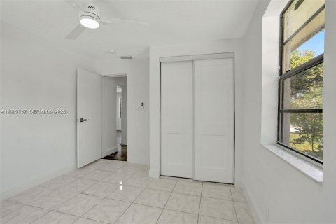 House in Oakland Park, Florida 3 bedrooms, 129.97 sq.m. № 2068388 - photo 14